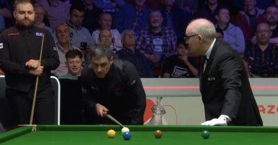 Ronnie O'Sullivan corrects snooker referee with his cue after bizarre mistake during World Championship clash