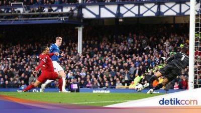 James Tarkowski - Darwin Núñez - Liga Inggris - Turun Minum, Liverpool Tertinggal 0-1 dari Everton - sport.detik.com - Jordan