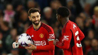 Criticism part of life at Manchester United, Fernandes says