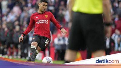 Raphael Varane - Willy Kambwala - Casemiro Bakal Terus Jadi Bek Tengah nih, Ten Hag? - sport.detik.com
