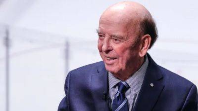 Bob Cole, the play-by-play voice of countless NHL games, dies at 90
