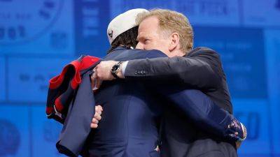 Adam Schefter - Roger Goodell - David Eulitt - NFL Commish Roger Goodell's recent back surgery could prevent traditional hugs at NFL Draft: report - foxnews.com - state Missouri