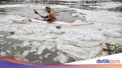 Semangat Atlet Dayung Jakarta Berlatih di Antara Limbah Busa - sport.detik.com