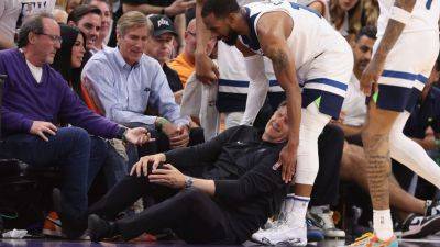 Wolves coach Chris Finch injures knee in sideline collision - ESPN