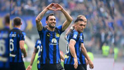 Simone Inzaghi - Inter Milan - Hakan Calhanoglu - Inter Milan's Serie A Title Party Rolls On, While Tammy Abraham Saves Roma At Napoli - sports.ndtv.com - Italy - Turkey