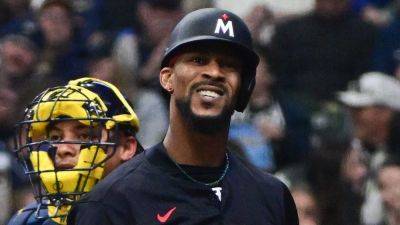Twins' Byron Buxton nearly collides with bratwurst mascot during game vs Brewers - foxnews.com - Usa - state Minnesota - state Wisconsin