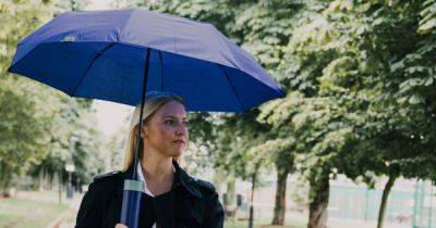 Shoppers 'ditching' umbrellas for 'light as a plastic bottle' gadget that keeps you dry in torrential rain - manchestereveningnews.co.uk