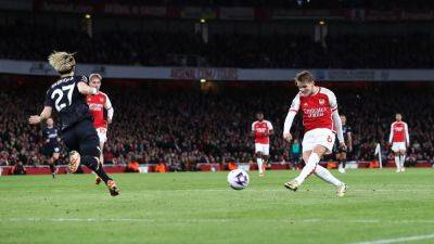 Arsenal go top after seeing off struggling Luton