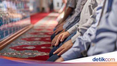 Tarawih di Dagestan: Anak-anaknya Duel Gulat di Belakang - sport.detik.com