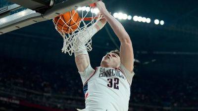 David J.Phillip - Brynn Anderson - UConn tops Alabama for berth in men's basketball national championship - foxnews.com - state Arizona - state Alabama - state Iowa