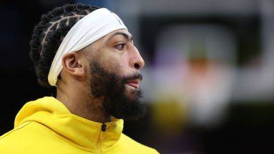Lakers' Anthony Davis aggravates eye injury, exits vs. Wolves - ESPN