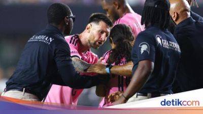 Sigap! Momen Messi Selamatkan Fans Wanita dari Sergapan Petugas