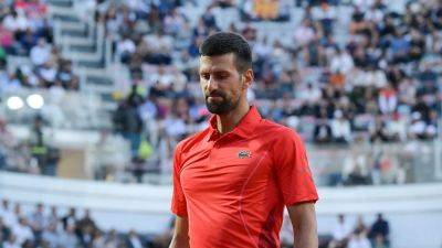 Novak Djokovic - Corentin Moutet - Novak Djokovic injured after bottle falls on his head while signing autographs - foxnews.com - France - Serbia - Italy - state Illinois