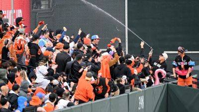 Rally starter -- O's owner fills in as 'Mr. Splash' -- and team gets 2 quick runs - ESPN