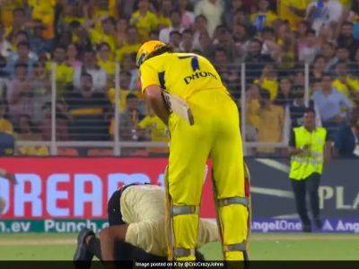 Ruturaj Gaikwad - Gujarat Titans - Sai Sudharsan - Shubman Gill - Watch: Fan Invades Pitch To Touch MS Dhoni's Feet. What Happens Next... - sports.ndtv.com - India