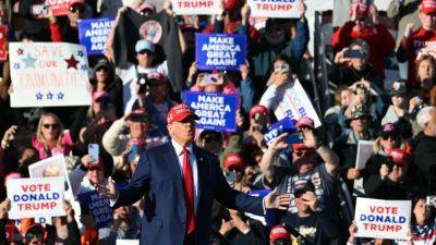 Trump, reciting songs and praising cannibals, draws yawns and raises eyebrows