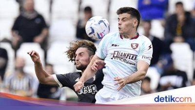 Filip Kostic - Wojciech Szczesny - Adrien Rabiot - Andrea Cambiaso - Juventus 1-1 Salernitana, Puasa Kemenangan Bianconeri Berlanjut - sport.detik.com