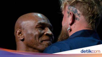 Senyum Mike Tyson untuk Jake Paul Jelang Duel