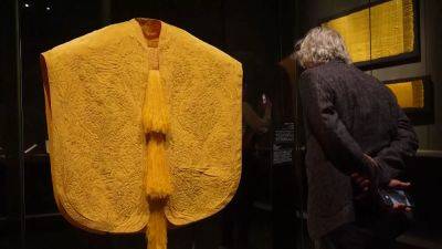 Golden silk and ancient weaving craft showcased in Qatar - euronews.com - Britain - Qatar - Afghanistan - county King - Madagascar - county Charles