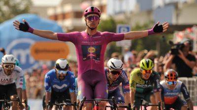 Jonathan Milan delights home crowds with sprint finish victory at Giro d'Italia