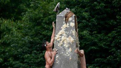 Julio Cortez - Naval Academy plebes scale greased 21-foot Herndon Monument in annual freshman year tradition - foxnews.com - state Maryland