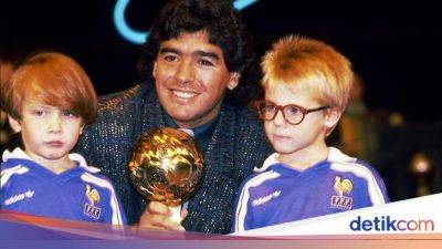 Diego Maradona - Peter Shilton - Steve Hodge - Eks Timnas Inggris Ini Bertekad Menang Lelang Trofi Bola Emas Maradona - sport.detik.com - Argentina - Jersey