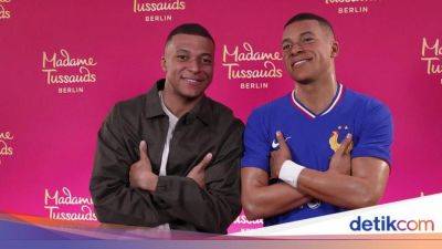 Momen Mbappe Jumpa 'Kembaran' yang Lebih Tinggi