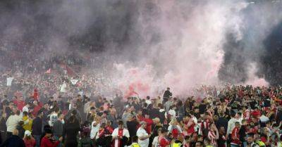 Championship - Southampton - Three arrested after fans invade pitch following Southampton FC win - breakingnews.ie - Britain