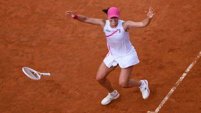 Iga Swiatek dominates Aryna Sabalenka to claim 3rd Italian Open title - ESPN
