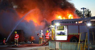 Firefighters tackle huge blaze in Oldham - manchestereveningnews.co.uk - county Oldham