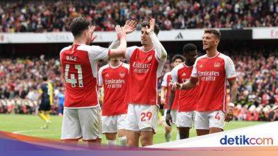 Arsenal Gelar Gladi Resik Angkat Trofi Liga Inggris di Emirates