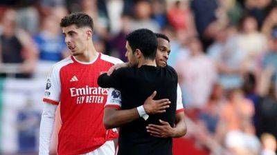 Arsenal beat Everton but title wait goes on