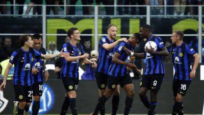Late Dumfries header salvages 1-1 draw for champions Inter against Lazio
