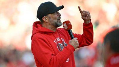 Liverpool's Jürgen Klopp leads Anfield in song for Arne Slot - ESPN