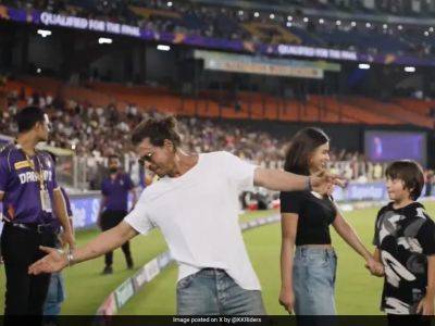 Watch: Suhana, AbRam's Epic Reaction To Shah Rukh Khan's Iconic Pose On Reaching Final