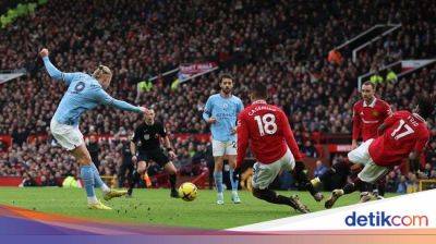 Final FA Cup: Neville Prediksi MU Menang atas City, Diejek Carragher