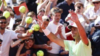 Alcaraz eases injury fears with dominant Roland Garros display, Osaka battles on