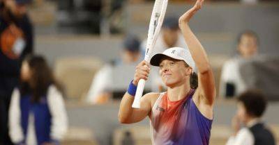 Defending champion Iga Swiatek breezes through opening match at French Open