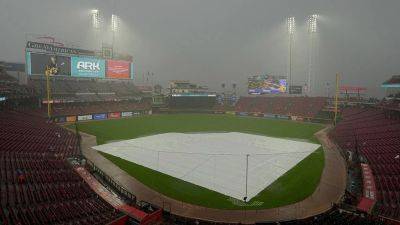 Dylan Buell - MLB grounds crew member gets trapped under tarp in rain delay - foxnews.com - Usa - San Francisco - Los Angeles - state Ohio - county Major - county Park