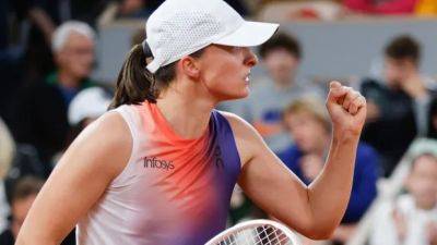 Swiatek completes comeback against Osaka at French Open, extends Roland Garros win streak
