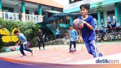 Semangat Siswa SMP Belajar Bermain Basket dari Ahlinya - sport.detik.com