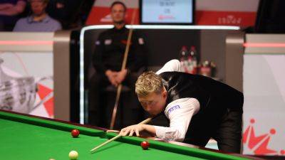 Kyren Wilson leads David Gilbert by four to close in on Crucible final spot