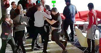 Roy Keane - Watch Man Utd legend Roy Keane 'elbow' Arsenal fan who 'headbutted' him as CCTV footage emerges - dailyrecord.co.uk - Ireland