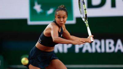 Canada's Fernandez falls to No. 8 Jabeur in French Open's 3rd round