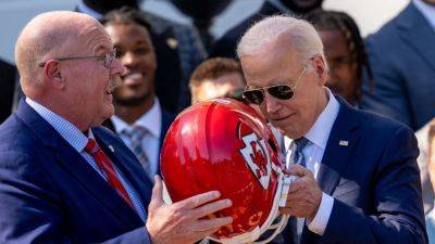 Chiefs gift helmet to President Biden during White House visit - ESPN