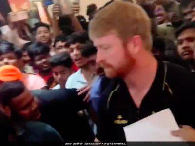 SRH Stars Irritated By Over-Enthusiastic Fans, Social Media Blasts IPL Franchise For Security Risk. Watch