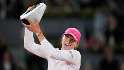 Iga Swiatek - Roland Garros - Caroline Wozniacki - Top-ranked Swiatek saves 3 match points to beat Sabalenka in Madrid Open final - cbc.ca - France - Poland