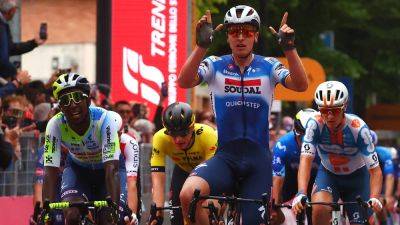Tim Merlier sprints to Giro stage three win, Pogacar still in pink