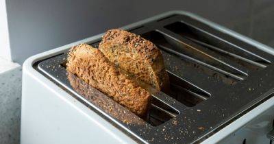 Woman's clever hack for cleaning crumbs out your toaster hailed 'genius' - manchestereveningnews.co.uk