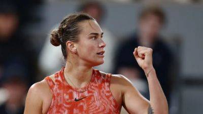 Roland Garros - Aryna Sabalenka - Paula Badosa - Sabalenka keeps up good-luck ritual of signing trainer's bald head - channelnewsasia.com - France - Australia